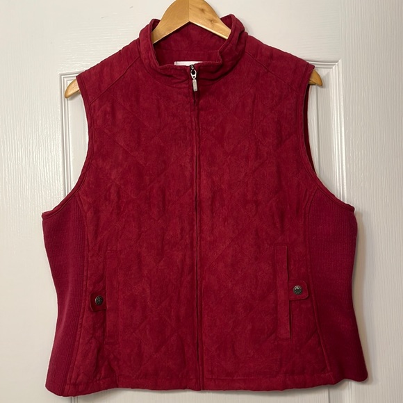 💋2/$20 Croft and barrow red holiday festive quilted vest - Picture 1 of 7